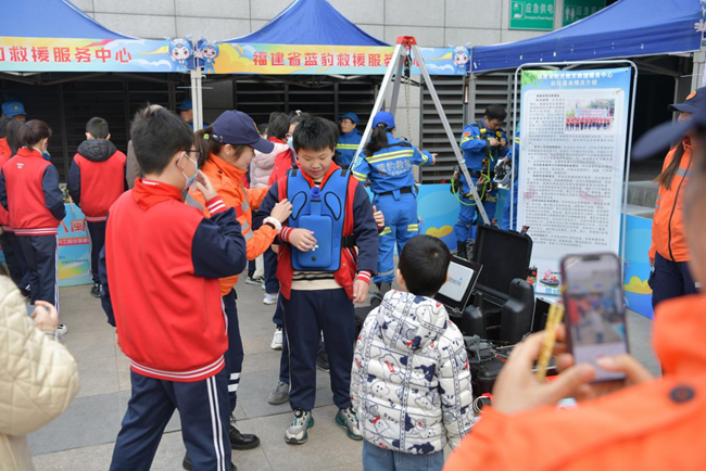 孩子们参与互动体验。福建省应急管理厅供图