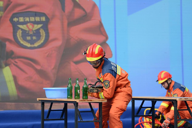 消防队员展示技能。福建省应急管理厅供图