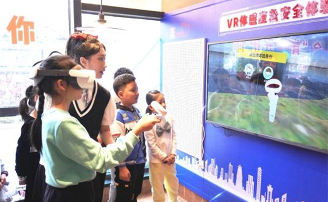 学生体验VR体感互动装置。福建省应急管理厅供图