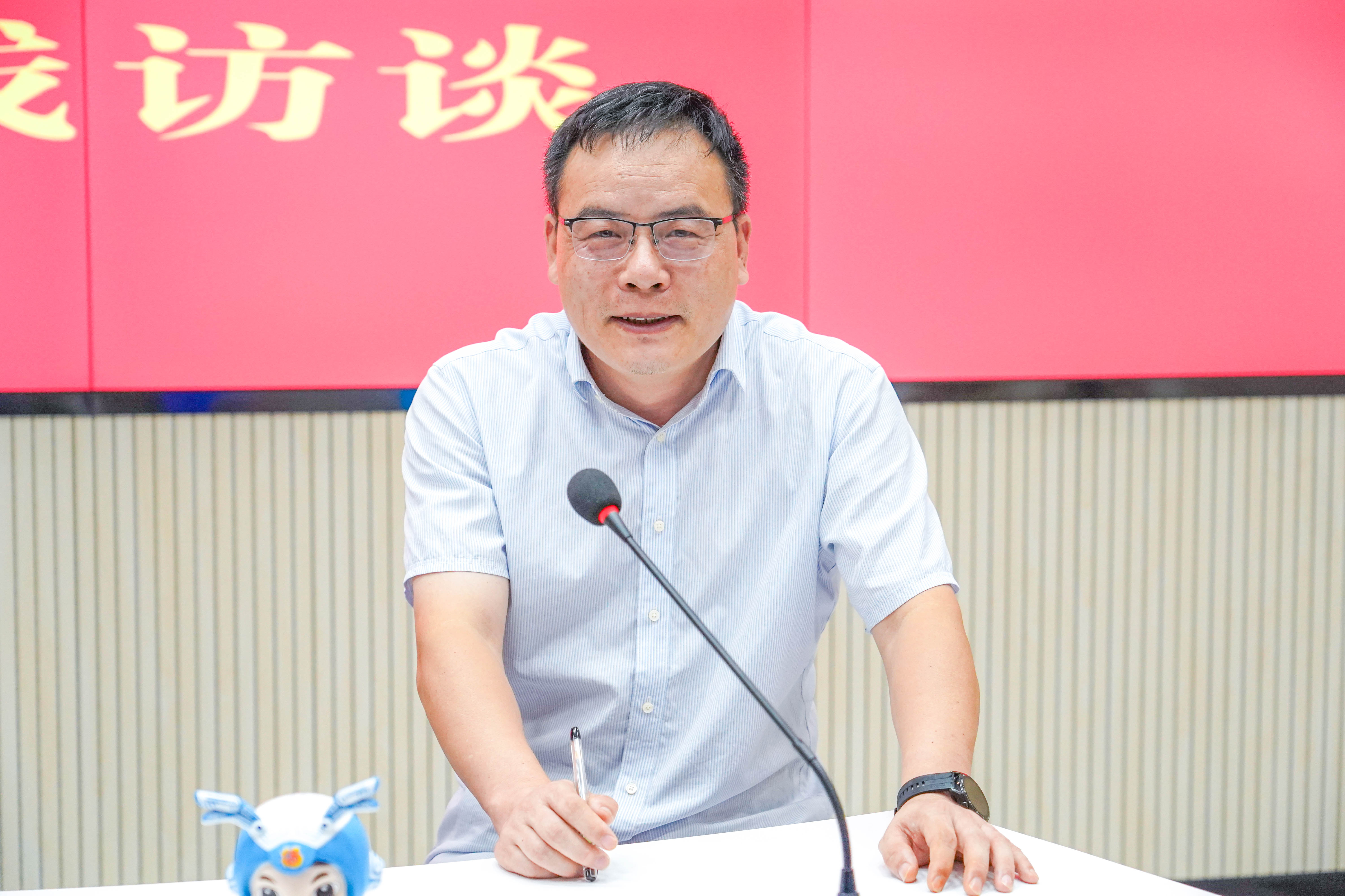 主持人.jpg